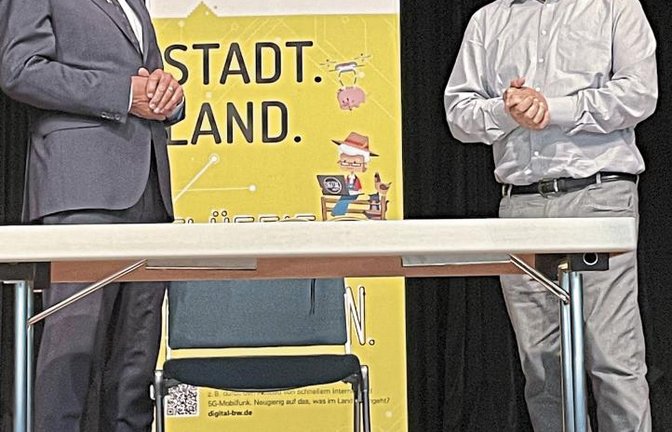 Digitalisierungsminister Thomas Strobl und der Illinger Bürgermeister Harald Eiberger in der Stromberghalle in Illingen.  Foto: Stogios