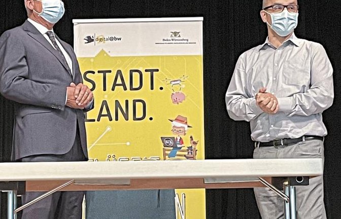 Digitalisierungsminister Thomas Strobl und der Illinger Bürgermeister Harald Eiberger in der Stromberghalle in Illingen.  Foto: Stogios