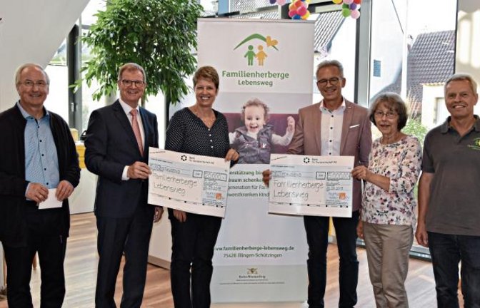 Bei der symbolischen Scheckübergabe (von links): Karl-Heinz Rau, Bischof Bernd Bornhäusser, Stefanie Köppl-Rau, Andreas Kaupp, Renate Schmid und Bernd Brückner.  Foto: Schmid
