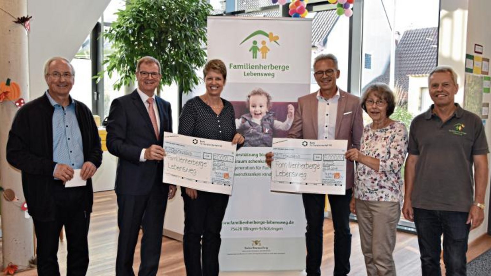 Bei der symbolischen Scheckübergabe (von links): Karl-Heinz Rau, Bischof Bernd Bornhäusser, Stefanie Köppl-Rau, Andreas Kaupp, Renate Schmid und Bernd Brückner. Foto: Schmid Bei der symbolischen Scheckübergabe (von links): Karl-Heinz Rau, Bischof Bernd Bornhäusser, Stefanie Köppl-Rau, Andreas Kaupp, Renate Schmid und Bernd Brückner. Foto: Schmid
