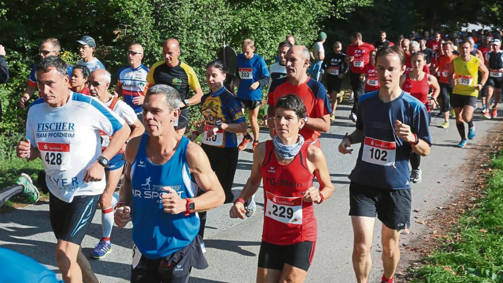 Der größte Andrang herrschte beim Start zum Hauptlauf der SFG Serres über zehn Kilometer. Fotos: Küppers