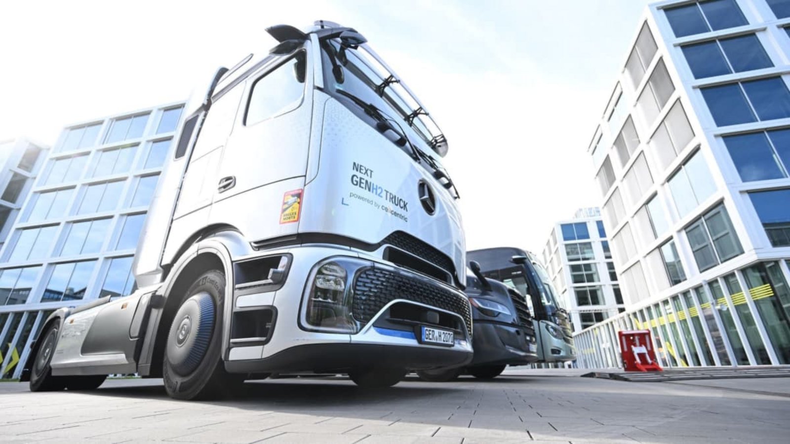 Ein Lkw von Daimler Truck steht vor der Zentrale des Unternehmens in Leinfelden-Echterdingen.Bernd Weißbrod/dpa Ein Lkw von Daimler Truck steht vor der Zentrale des Unternehmens in Leinfelden-Echterdingen.Bernd Weißbrod/dpa
