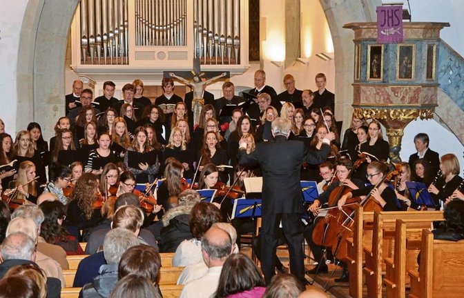 Großer Chor und Orchester füllten den Chor- und Altarraum der Großsachsenheimer Stadtkirche bei den diesjährigen Weihnachtskonzerten des Lichtenstern-Gymnasiums.  Foto: p