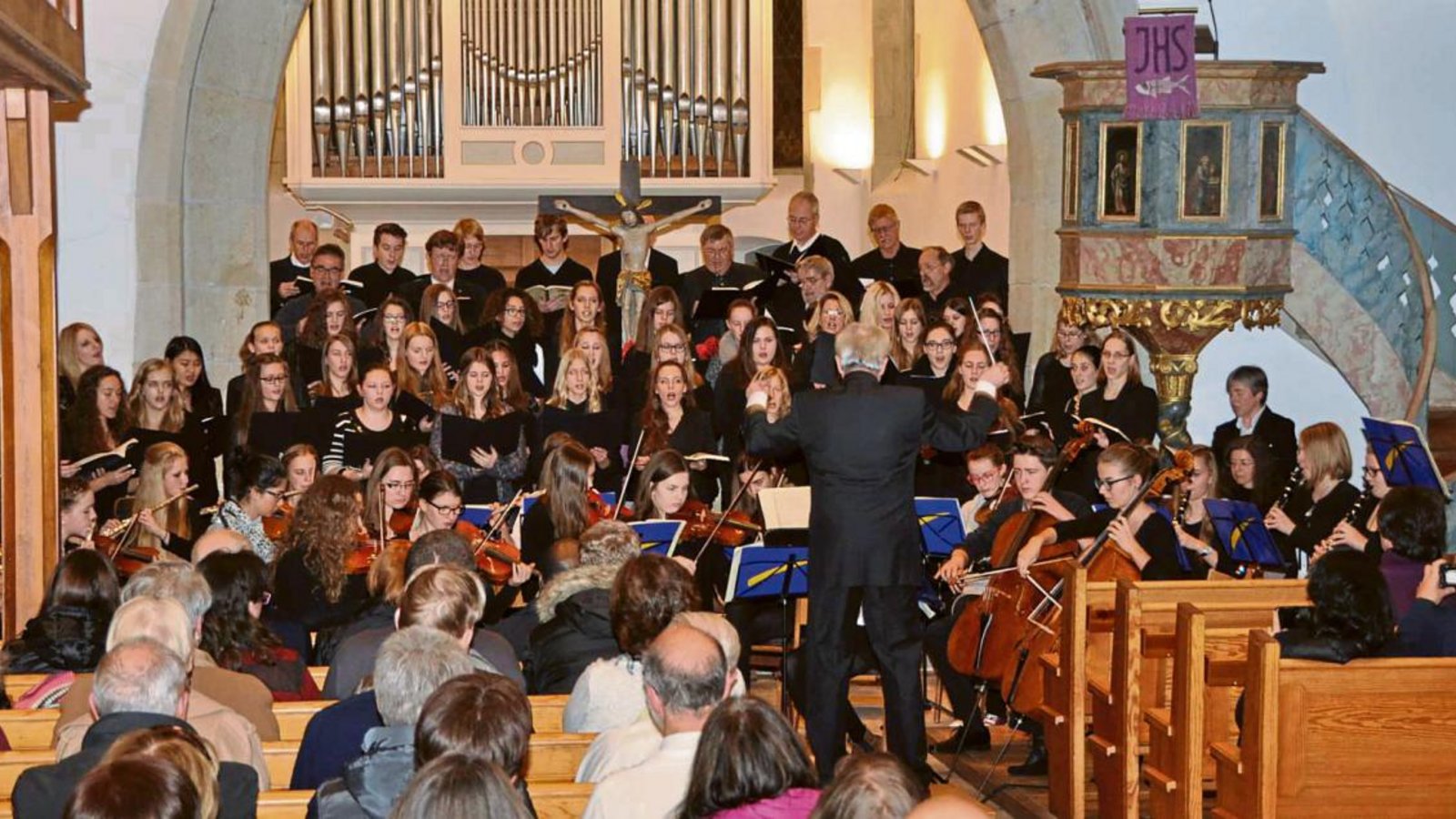 Großer Chor und Orchester füllten den Chor- und Altarraum der Großsachsenheimer Stadtkirche bei den diesjährigen Weihnachtskonzerten des Lichtenstern-Gymnasiums. Foto: p Großer Chor und Orchester füllten den Chor- und Altarraum der Großsachsenheimer Stadtkirche bei den diesjährigen Weihnachtskonzerten des Lichtenstern-Gymnasiums. Foto: p