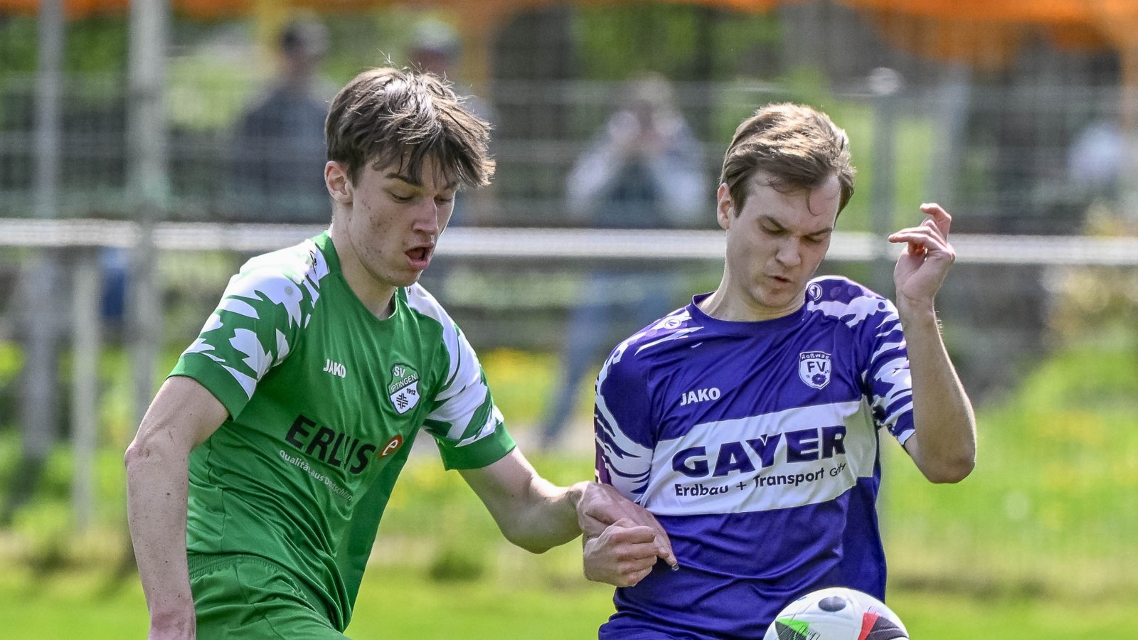 Während Julian Gayer (links) mit dem SV Iptingen den zweiten Tabellenplatz verteidigen möchte, geht es für Anton Zschocke und den FV Roßwag um einen guten Saisonabschluss. Foto: Leitner Während Julian Gayer (links) mit dem SV Iptingen den zweiten Tabellenplatz verteidigen möchte, geht es für Anton Zschocke und den FV Roßwag um einen guten Saisonabschluss. Foto: Leitner