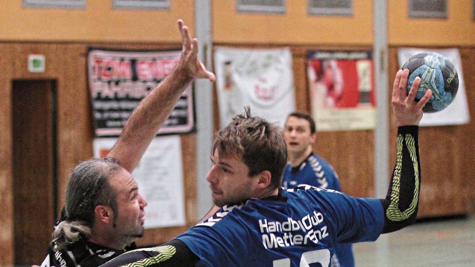Markus Löpsinger (rechts) vom HC Metter-Enz attackiert die Lücke bei Kim Riedmüller in der Abwehr des CVJM Enzweihingen. Foto: Nachreiner