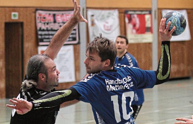 Markus Löpsinger (rechts) vom HC Metter-Enz attackiert die Lücke bei Kim Riedmüller in der Abwehr des CVJM Enzweihingen. Foto: Nachreiner