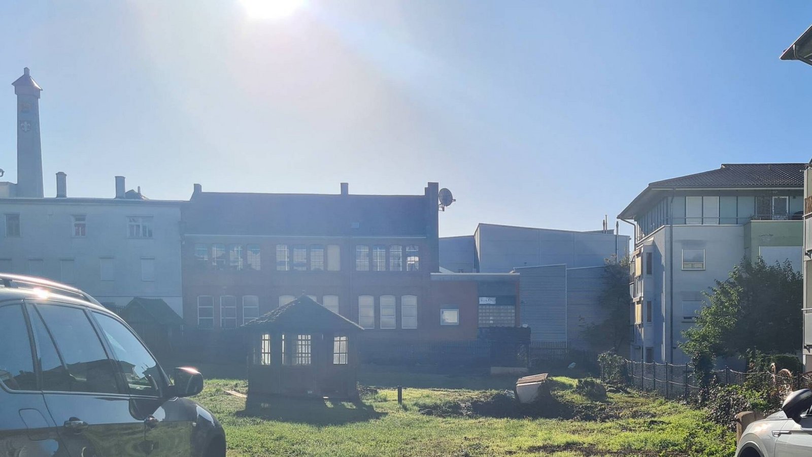 Auf dem Areal zwischen Stuttgarter Straße und Ziegelgartenstraße – hier vom Parkplatz Sämann aus fotografiert – soll in Vaihingen ein neues Quartier entstehen. Investor ist die Wohnbau Oberriexingen. Foto: Müller Auf dem Areal zwischen Stuttgarter Straße und Ziegelgartenstraße – hier vom Parkplatz Sämann aus fotografiert – soll in Vaihingen ein neues Quartier entstehen. Investor ist die Wohnbau Oberriexingen. Foto: Müller