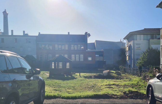 Auf dem Areal zwischen Stuttgarter Straße und Ziegelgartenstraße – hier vom Parkplatz Sämann aus fotografiert – soll in Vaihingen ein neues Quartier entstehen. Investor ist die Wohnbau Oberriexingen.  <span class='image-autor'>Foto: Müller</span>