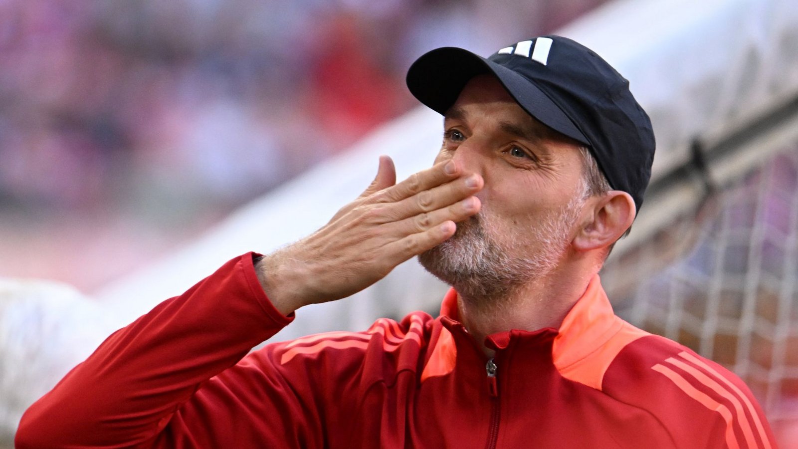 Trainer Tuchel wirft den Fans einen Kuss zu. (Symbolbild)Foto: dpa/Lukas Barth