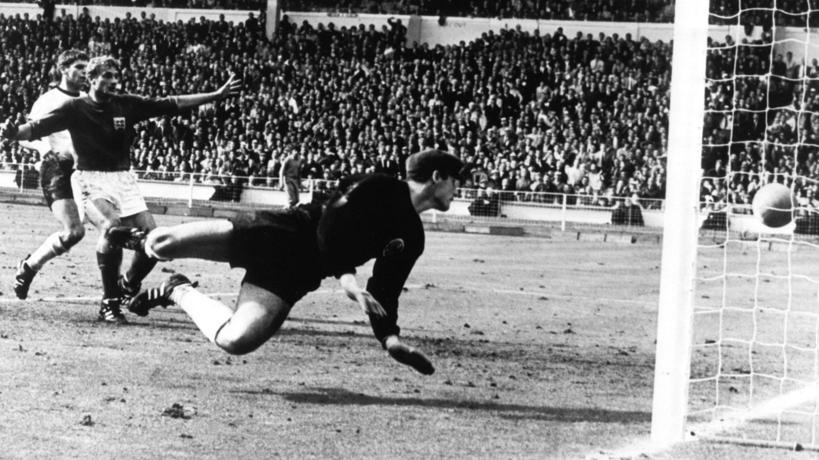 Das legendäre Wembley-Tor von 1966 wäre heute wohl ein Fall für den VAR-Videobeweis – durch den Treffer von Geoff Hurst siegte England damals mit 3:2 gegen Deutschland.Foto: dpa