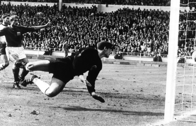 Das legendäre Wembley-Tor von 1966 wäre heute wohl ein Fall für den VAR-Videobeweis – durch den Treffer von Geoff Hurst siegte England damals mit 3:2 gegen Deutschland.<span class='image-autor'>Foto: dpa</span>