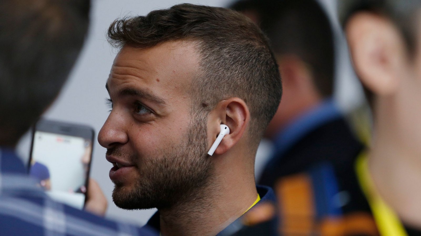 2016: Ähnlich wie bei den Kopfhörern für den iPod setzt Apple bei den kabellosen Airpods auf die Signalfarbe Weiß.Foto: picture alliance / dpa