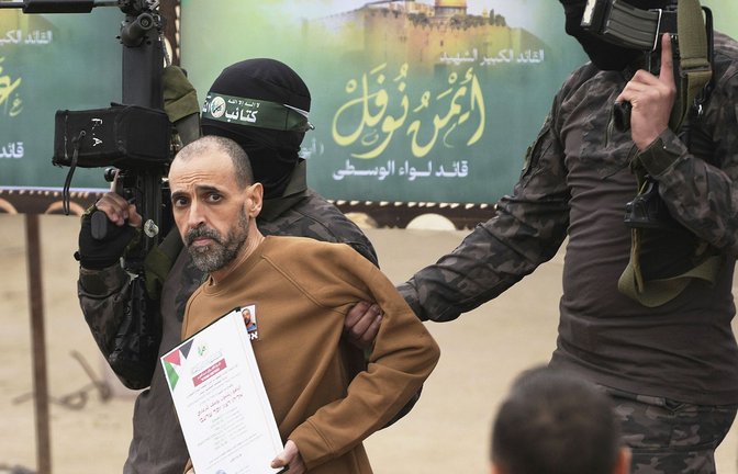 Den israelischen Gefangenen Eli Sharabi hat die  Hamas  Anfang Februar ausgetauscht. Seine Frau und seine beiden Töchter wurden am 7. Oktober 2023 getötet.<span class='image-autor'>Foto: dpa/Abdel Kareem Hana</span>
