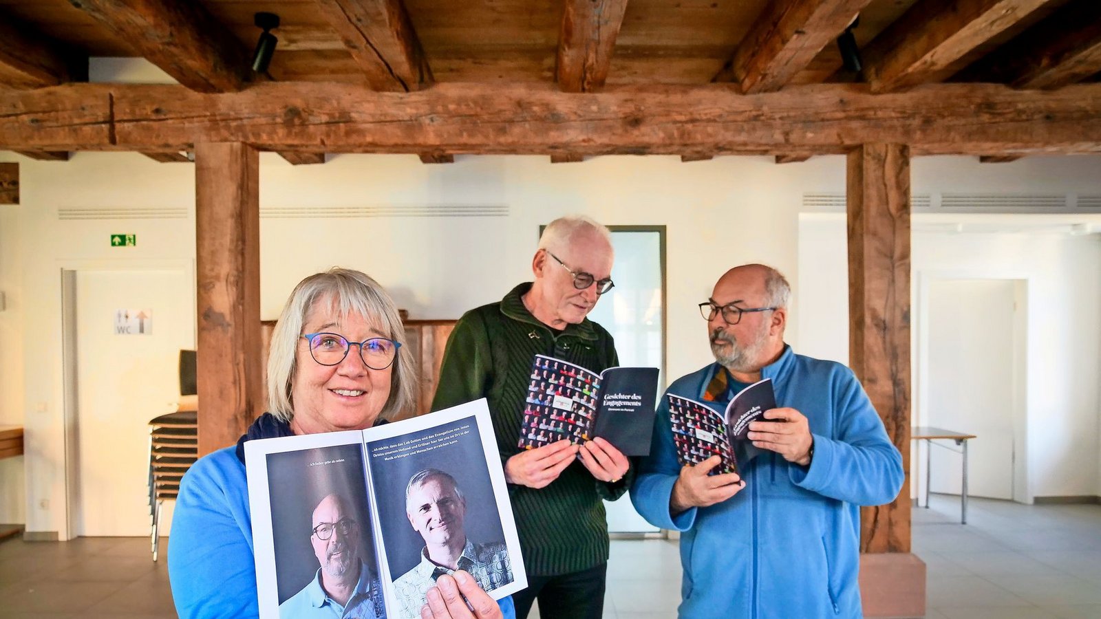 Der Mönsheimer Fototreff hat das Buch „Gesichter des Engagements“ realisiert. Zu sehen sind (v. li.) Heike Noack vom Sozialen Netzwerk Mönsheim sowie Helmut Mischke und Volker Arnold vom Fototreff.Foto: /Simon Granville Der Mönsheimer Fototreff hat das Buch „Gesichter des Engagements“ realisiert. Zu sehen sind (v. li.) Heike Noack vom Sozialen Netzwerk Mönsheim sowie Helmut Mischke und Volker Arnold vom Fototreff.Foto: /Simon Granville