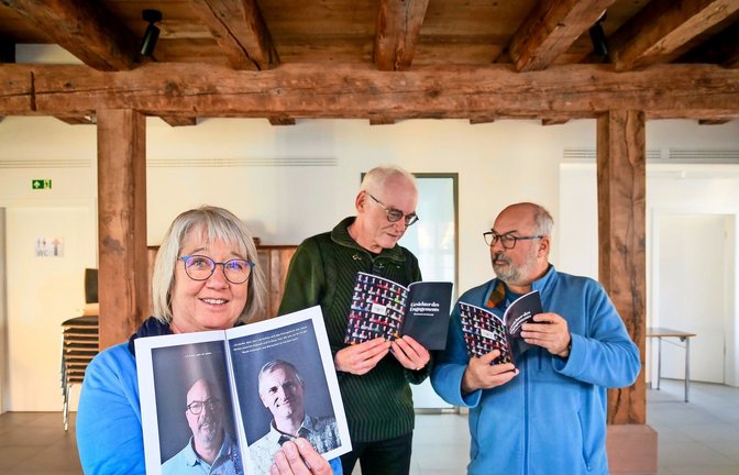 Der Mönsheimer Fototreff    hat  das Buch „Gesichter des Engagements“ realisiert.  Zu sehen sind (v. li.) Heike Noack vom Sozialen Netzwerk Mönsheim sowie  Helmut Mischke und Volker Arnold vom Fototreff.<span class='image-autor'>Foto: /Simon Granville</span>