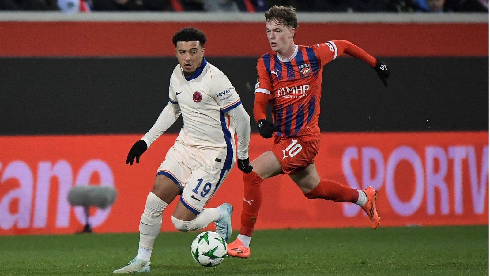 Am Ende sind der FC Chelsea und Torschütze Jaden Sancho (li.) dem 1. FC Heidenheim mit Paul Wanner einen Schritt voraus.Foto: IMAGO/Jan Huebner