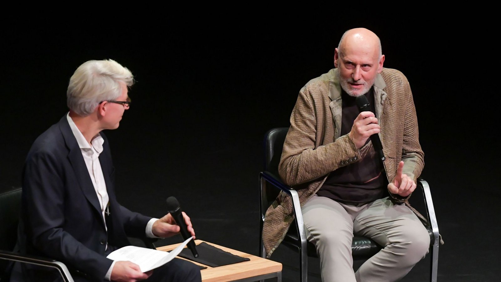 Tadeusz Matacz (rechts), Direktor der John-Cranko-Schule, gibt im Gespräch mit Nikolai B. Forstbauer Einblick in seine Arbeit.Foto: LICHTGUT/Max Kovalenko Tadeusz Matacz (rechts), Direktor der John-Cranko-Schule, gibt im Gespräch mit Nikolai B. Forstbauer Einblick in seine Arbeit.Foto: LICHTGUT/Max Kovalenko