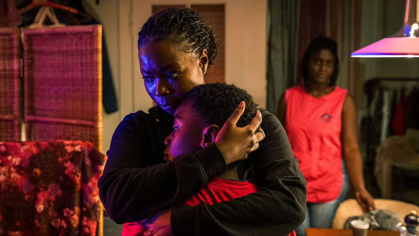 Sanaa Mukambo (Nancy Mensah-Offei, r.) hat erfahren, dass ihre beiden illegalen Mitbewohner an die Polizei verraten wurden. Also müssen sich Moya Alemu (Nambitha Ben-Mazwi.) und Yaro Alemu (André Nkot Olinga) eine neue Bleibe suchen.Foto: SRF/Sava Hlavacek Sanaa Mukambo (Nancy Mensah-Offei, r.) hat erfahren, dass ihre beiden illegalen Mitbewohner an die Polizei verraten wurden. Also müssen sich Moya Alemu (Nambitha Ben-Mazwi.) und Yaro Alemu (André Nkot Olinga) eine neue Bleibe suchen.Foto: SRF/Sava Hlavacek