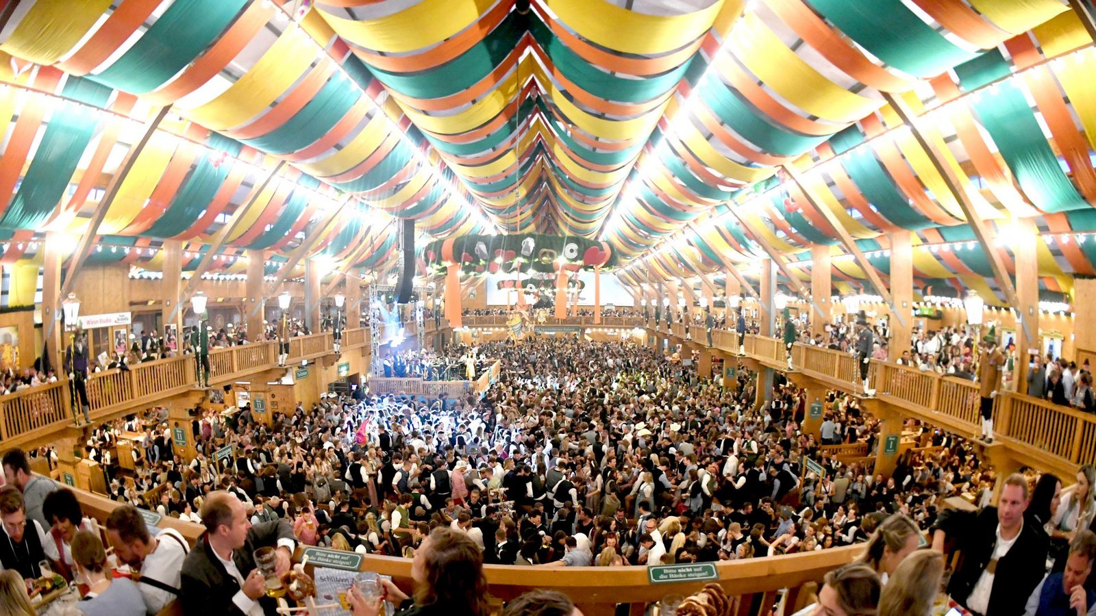 Pulsierend und dröhnend: So feiern die Gäste  der Wiesn am liebsten.Foto: dpa/Felix Hörhager