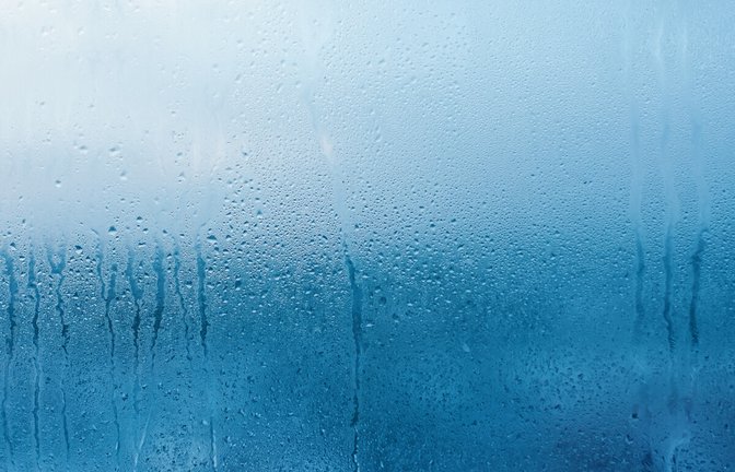 Erfahren Sie, warum Fensterscheiben von außen beschlagen und wie sich Kondenswasser an der Außenseite vermeiden lässt.<span class='image-autor'>Foto: PRO Stock Professional / Shutterstock.com</span>