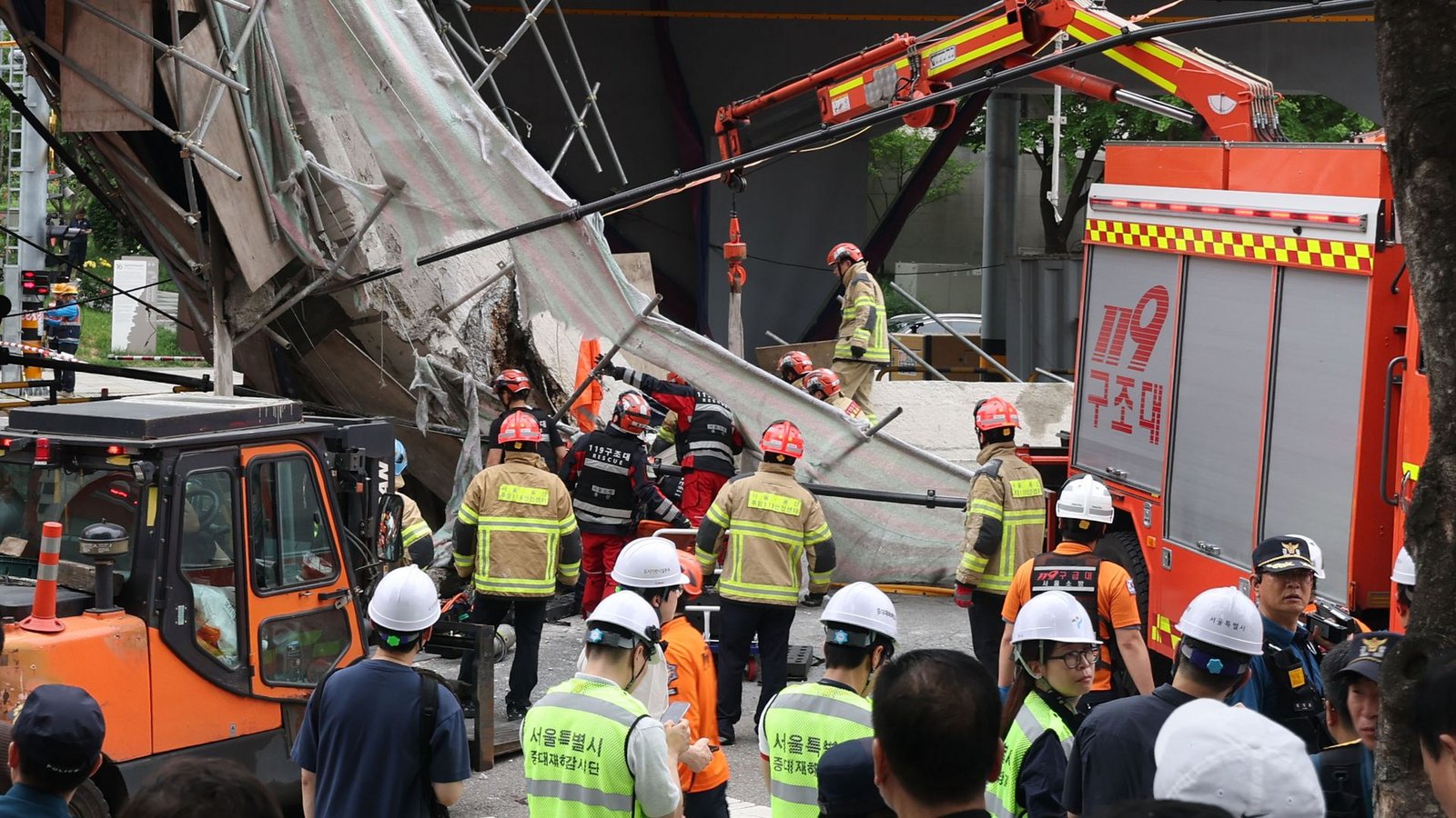 Drei Personen sind bei dem Einsturz verletzt worden.Foto: Lee Ji-eun/YONHAP/AP/dpa