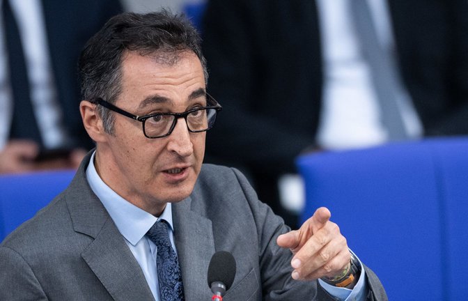 Bundeslandwirtschaftsminister Özdemir geht von einer Anhebung der Mehrwertsteuer auf Fleischprodukte aus.<span class='image-autor'>Foto: dpa/Hannes P Albert</span>