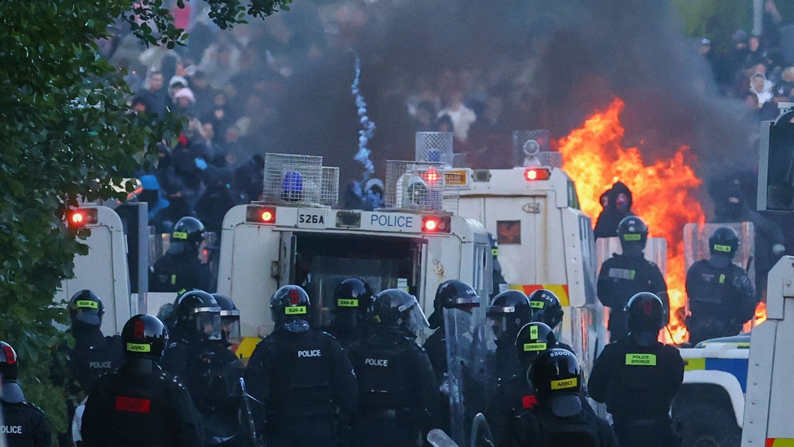 Die Polizei versucht, Demonstranten in der Nähe von Newtownabbey in Belfast zu vertreiben.Foto: Peter Morrison/AP/dpa Die Polizei versucht, Demonstranten in der Nähe von Newtownabbey in Belfast zu vertreiben.Foto: Peter Morrison/AP/dpa