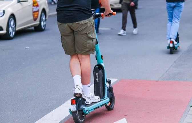Bei einem Unfall mit seinem E-Scooter ist ein junger Mann gestorben. (Symbolbild)<span class='image-autor'>Foto: IMAGO/Michael Gstettenbauer</span>