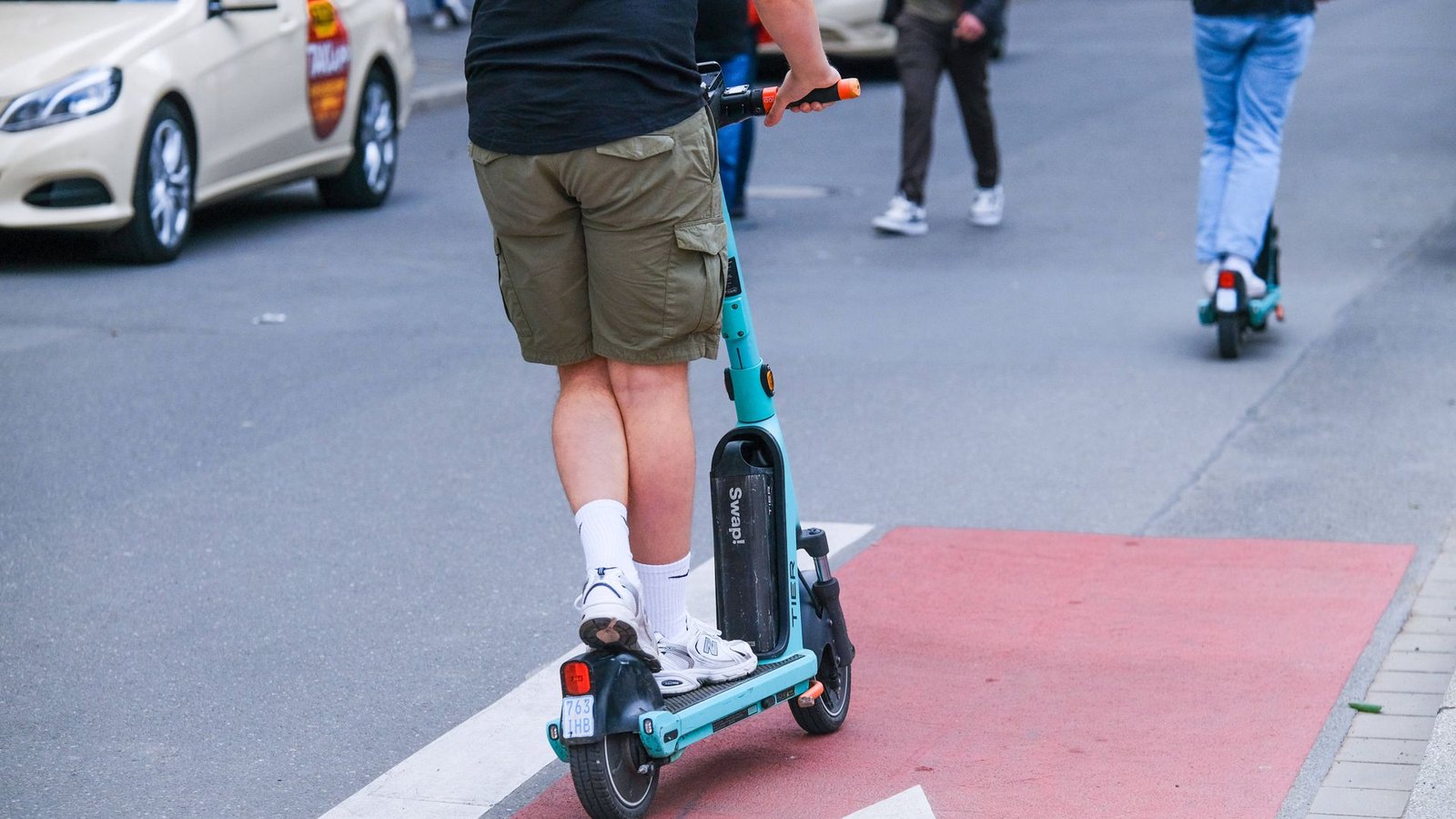 Bei einem Unfall mit seinem E-Scooter ist ein junger Mann gestorben. (Symbolbild)Foto: IMAGO/Michael Gstettenbauer