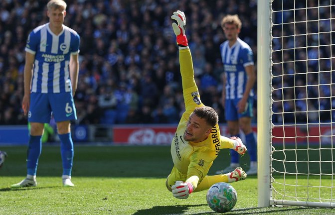 Brightons Torhüter Bart Verbruggen am Ball.<span class='image-autor'>Foto: Ian Walton/dpa</span>