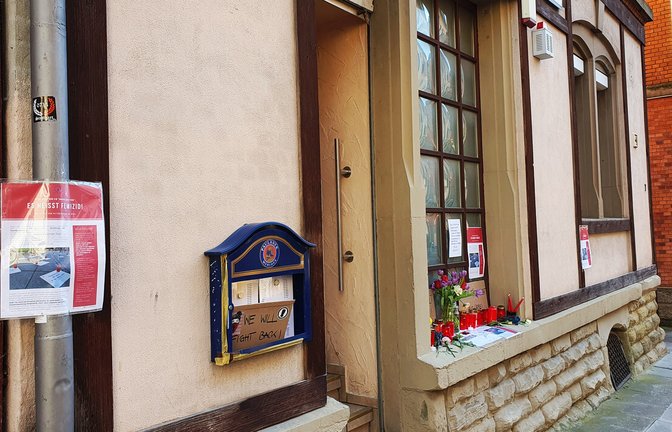 Eine kleine Trauerstätte erinnert an die Getötete.Eine kleine Trauerstätte erinnert an die Getötete.<span class='image-autor'>Foto: red/Wein</span>