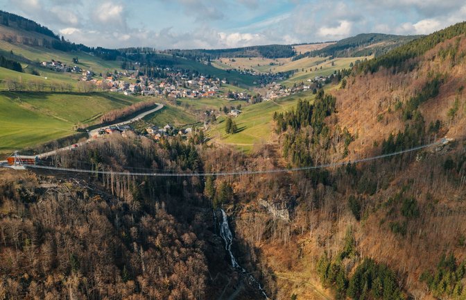 Die neue Blackforestline hängt 120 Meter über dem Wasserfall.<span class='image-autor'>Foto: Blackforestline/Michael Corona</span>
