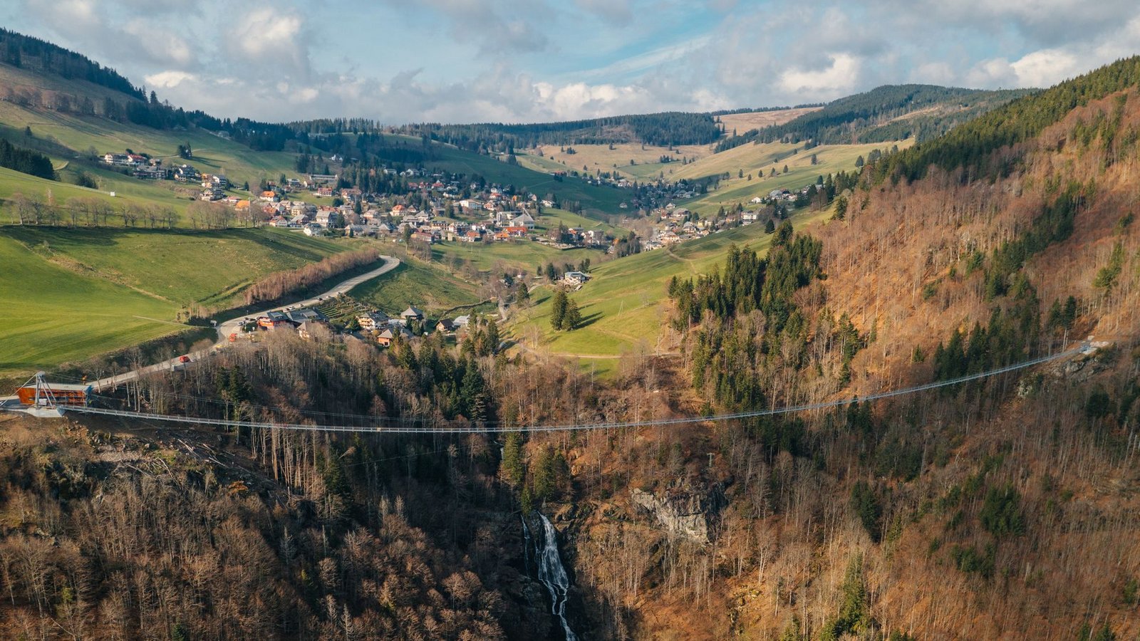 Die neue Blackforestline hängt 120 Meter über dem Wasserfall.Foto: Blackforestline/Michael Corona Die neue Blackforestline hängt 120 Meter über dem Wasserfall.Foto: Blackforestline/Michael Corona