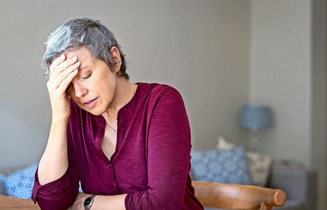 Viele Frauen in den Wechseljahren leiden so stark unter den Symptomen, dass ihr Alltag dadurch negativ beeinflusst wird.<span class='image-autor'>Foto: Rido - stock.adobe.com/IMAGO/designer491</span>