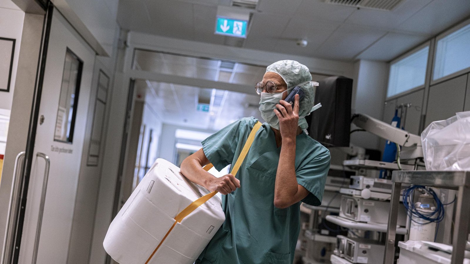 Susanne Winter erhält von ihrem Mann eine Niere. Diese wird von einem Operationssaal in den zweiten gebracht.Foto: Klinikum Stuttgart/Tobias Grosser Susanne Winter erhält von ihrem Mann eine Niere. Diese wird von einem Operationssaal in den zweiten gebracht.Foto: Klinikum Stuttgart/Tobias Grosser
