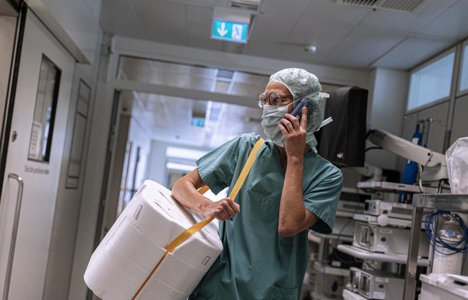 Susanne Winter erhält von ihrem Mann eine Niere. Diese wird von einem Operationssaal in den zweiten gebracht.<span class='image-autor'>Foto: Klinikum Stuttgart/Tobias Grosser</span>
