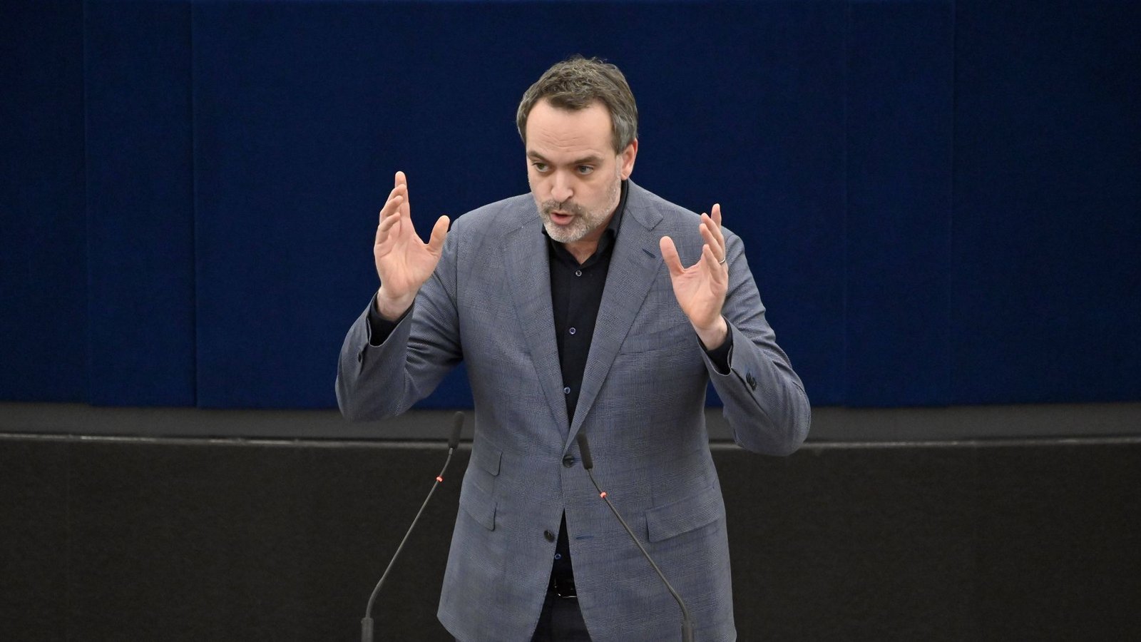 Réne Repasi sitzt für die SPD im Europäischen Parlament. Besonders hohe Priorität schreibt er der äußeren Sicherheit der Europäischen Union zu: „Europa muss ein Schutzwall sein gegen die Gefahr, die aktuell besonders aus Russland droht. Denn gemeinsam sind wir stärker als allein.“ Außerdem beschäftige die Wettbewerbsfähigkeit die Menschen: „Die Jobs müssen in der EU bleiben und dürfen sich nicht in die USA oder Billiglohnländer verschieben.“ Das sei auch besonders Thema in Baden-Württemberg als Standort von Autobauern und Zulieferern. Zudem blieben eine kontrollierte Migrationspolitik und weitere Schritte gegen den Klimawandel für Wählergruppen wichtig.Foto: Imago/Panama Pictures//Dwi Anoraganingrum Réne Repasi sitzt für die SPD im Europäischen Parlament. Besonders hohe Priorität schreibt er der äußeren Sicherheit der Europäischen Union zu: „Europa muss ein Schutzwall sein gegen die Gefahr, die aktuell besonders aus Russland droht. Denn gemeinsam sind wir stärker als allein.“ Außerdem beschäftige die Wettbewerbsfähigkeit die Menschen: „Die Jobs müssen in der EU bleiben und dürfen sich nicht in die USA oder Billiglohnländer verschieben.“ Das sei auch besonders Thema in Baden-Württemberg als Standort von Autobauern und Zulieferern. Zudem blieben eine kontrollierte Migrationspolitik und weitere Schritte gegen den Klimawandel für Wählergruppen wichtig.Foto: Imago/Panama Pictures//Dwi Anoraganingrum