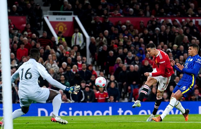 Cristiano Ronaldo (M) erzielte für United das 1:1 gegen Chelsea.<span class='image-autor'>Foto: Martin Rickett/PA Wire/dpa</span>