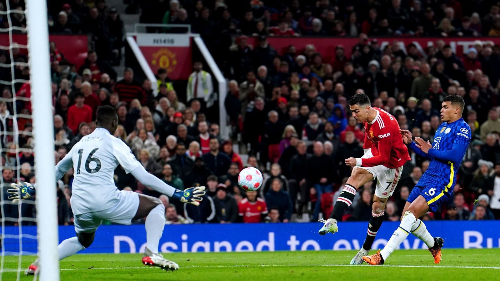 Cristiano Ronaldo (M) erzielte für United das 1:1 gegen Chelsea.Foto: Martin Rickett/PA Wire/dpa