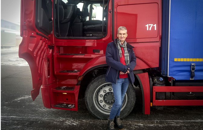Simone Carras vor ihrem Lkw<span class='image-autor'>Foto: Simon Granville</span>