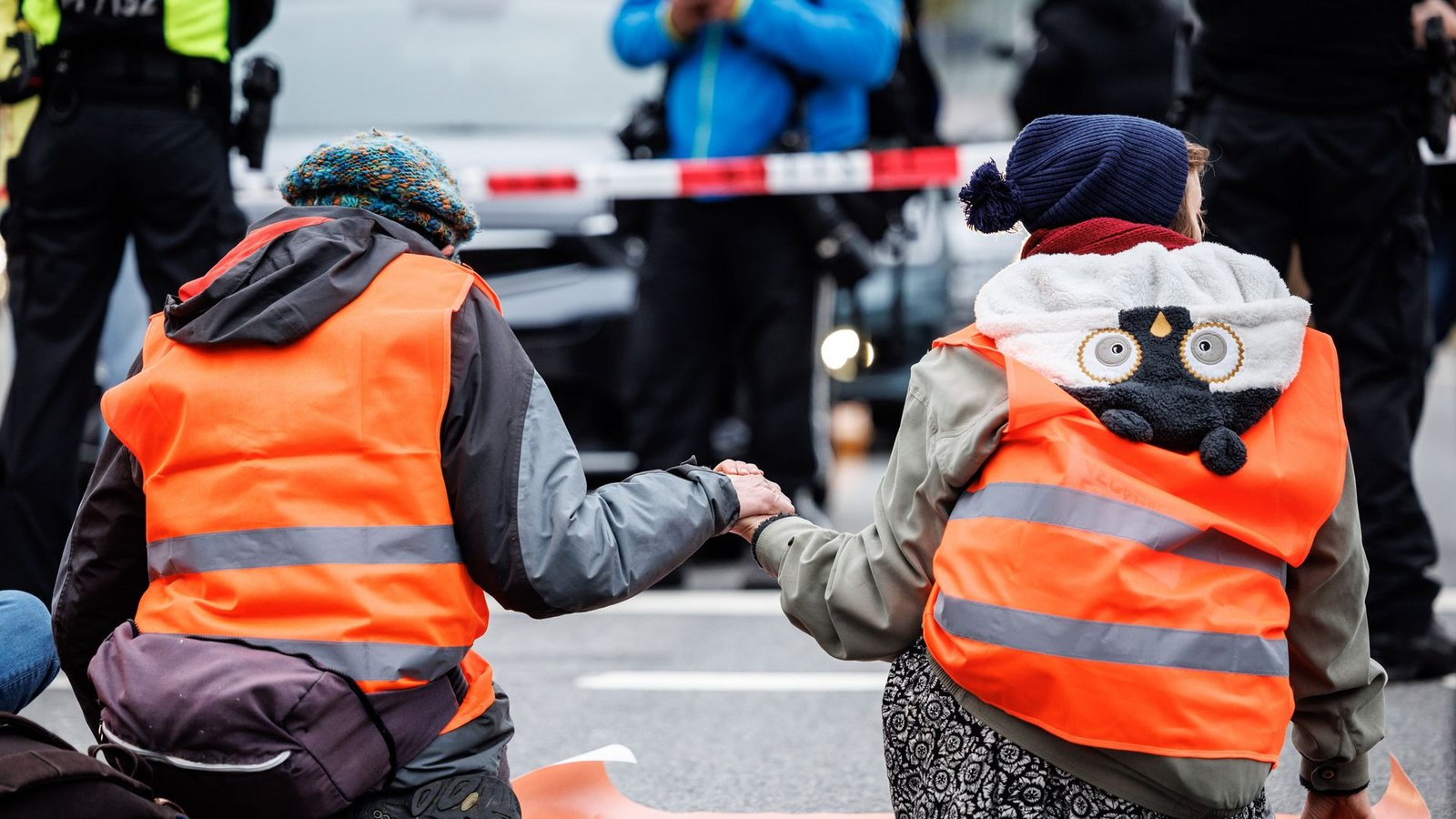 Aktivisten der „Letzten Generation“ haben sich am Stachus auf die Straße geklebt.Foto: Matthias Balk/dpa