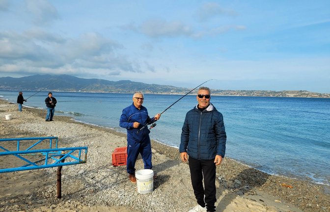 Die Rentner in Cannitello – Rocco Sottilaro (links) und Ignazio Scopelliti –  befürworten das Brückenprojekt.<span class='image-autor'>Foto: Dominik Straub</span>