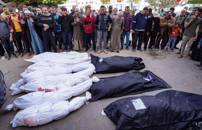 Palästinenser trauern um Todesopfer nach einem Bombenangriff.<span class='image-autor'>Foto: AFP/Unknown</span>