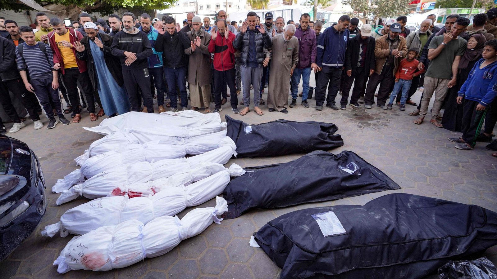 Palästinenser trauern um Todesopfer nach einem Bombenangriff.Foto: AFP/Unknown Palästinenser trauern um Todesopfer nach einem Bombenangriff.Foto: AFP/Unknown
