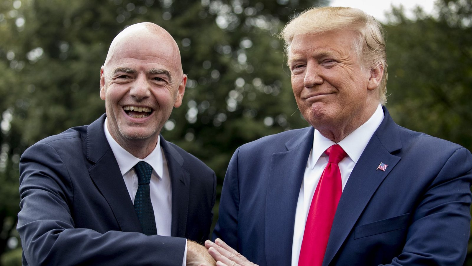 FIFA-Chef Infantino und Trump haben sich bereits getroffen. (Archivbild)Foto: dpa/Andrew Harnik FIFA-Chef Infantino und Trump haben sich bereits getroffen. (Archivbild)Foto: dpa/Andrew Harnik