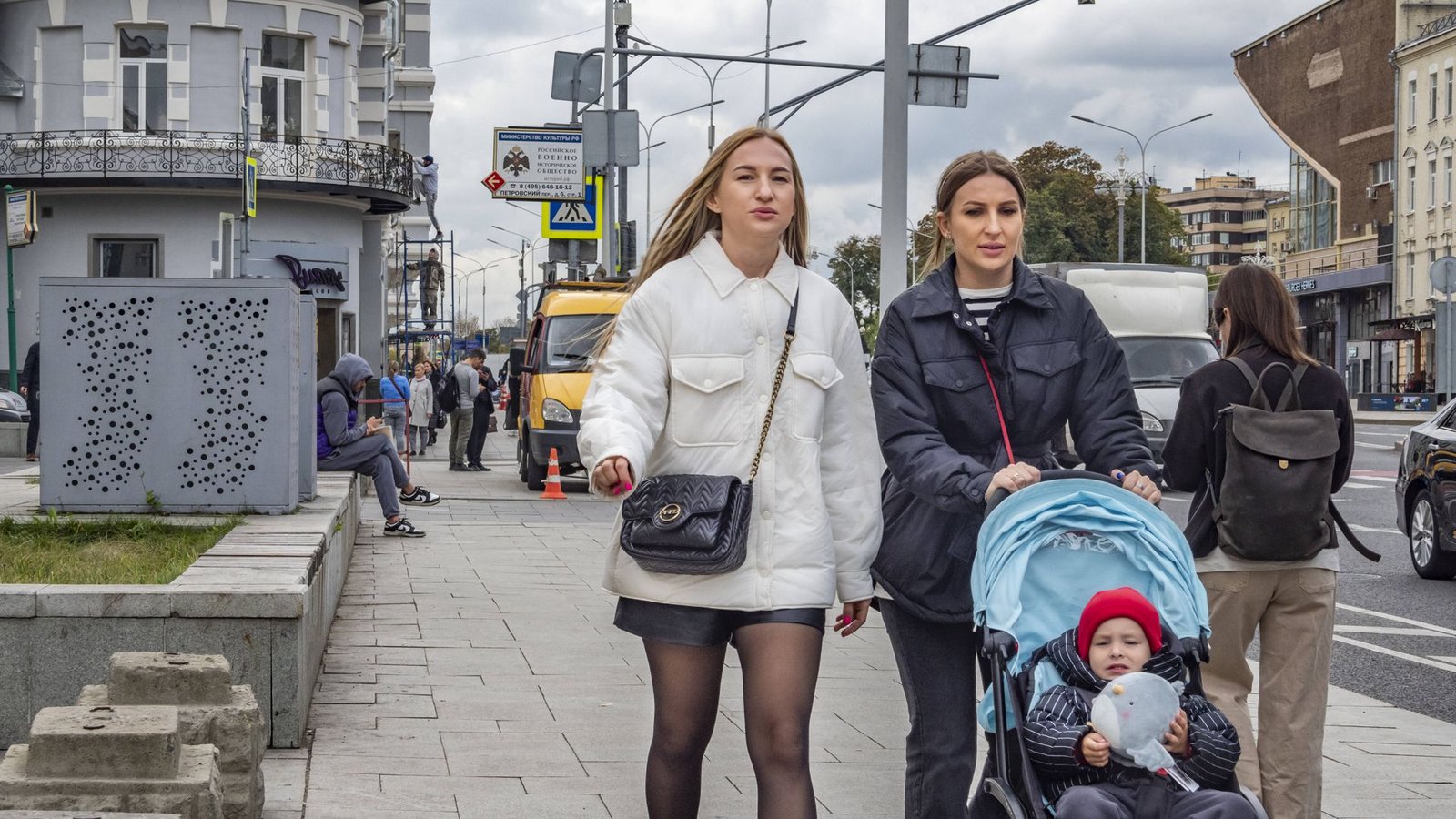 Junge Frauen in Moskau: Nach Auffassung von Konservativen sollen sie früh Kinder bekommen.Foto: /Russian Look//Konstantin Kokoshkin Junge Frauen in Moskau: Nach Auffassung von Konservativen sollen sie früh Kinder bekommen.Foto: /Russian Look//Konstantin Kokoshkin