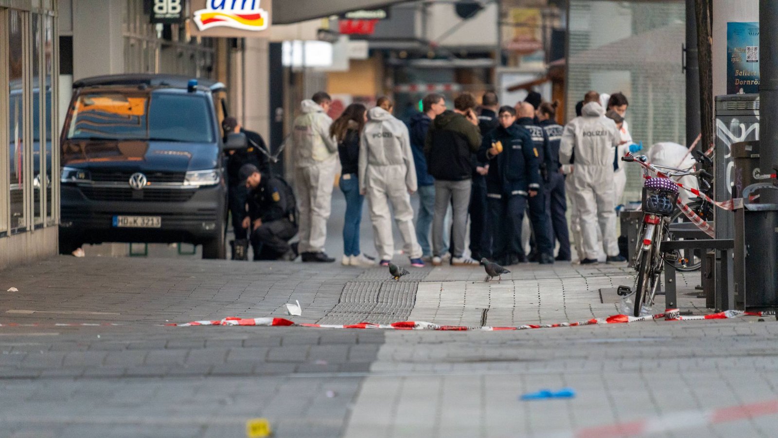 Polizisten in Mannheim: Wieder eine Tat im Herzen Mannheims nach dem tödlichen Messerangriff auf ihren Kollegen Rouven Laur im vergangenen Jahr.Foto: imago//Michael Bihlmayer