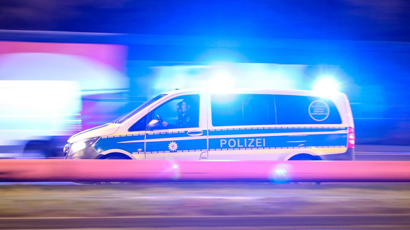 Die Polizei im Einsatz (Symbolbild)Foto: IMAGO/Maximilian Koch