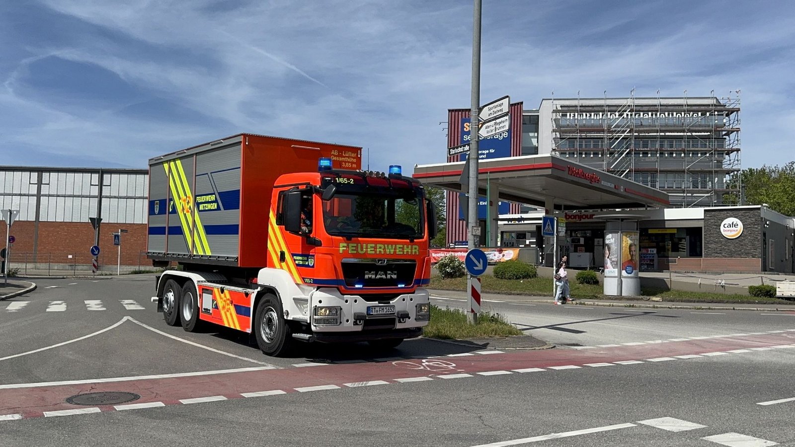 Am Sonntag rückte die Feuerwehr Reutlingen zum Großeinsatz aus.Foto: SDMG Am Sonntag rückte die Feuerwehr Reutlingen zum Großeinsatz aus.Foto: SDMG